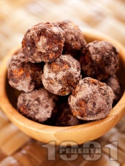Сурови домашни бонбони (топчета) със сушени плодове (ябълки, фурми, смокини), сурови бадеми и какао - снимка на рецептата